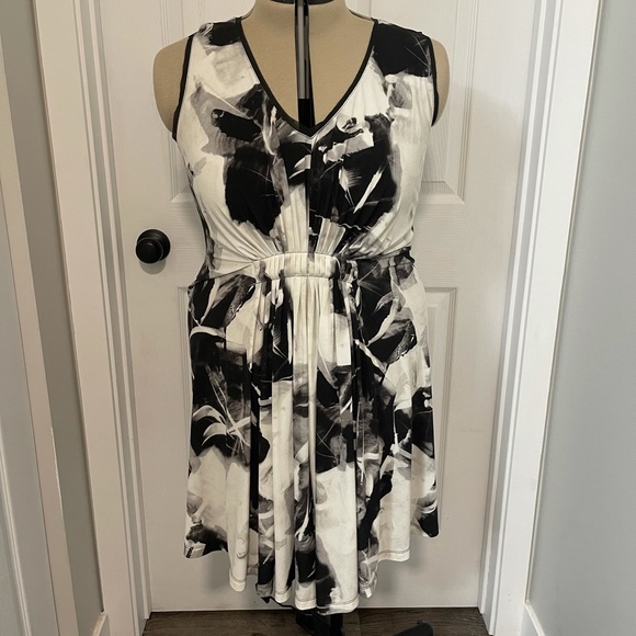 Vera Wang Black and White Dress - Picture 1 of 3